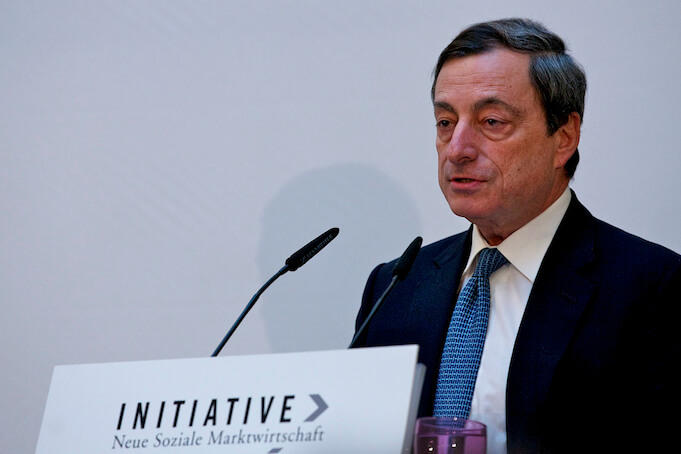 EZB-Präsident Mario Draghi gab am Donnerstag eine weitere Lockerung der Geldpolitik bekannt. (Foto: flickr/ <a href="https://www.flickr.com/photos/insm/6515955345/in/photolist-6t859J-cgYxYj-dcredV-dcre6p-ebZbFR-dcreFQ-dcreHw-dcreK9-dcrePY-dcrefn-8Dk3fB-8CUVJS-aVMYJ6-aVMYCz-aVNGUT-8CUVFW-aVMYvF-aVMYo4-moEZ1t-8Do8xy-aVNqA2-7nYhYP-aVNqwD-aVMYsc-aVNqfK-gFa9qG-aNJBwe-aVNqEH-aVMYzt-8Dk2rK-bX5egc-bX5ehD-8Do8dL-nMQhjm-ih5H8C-gFadLV-nN186e-nvw4Kv-8Do8ow-gFadPk-ebXC9V-9TnLAP" target="_blank">INSM</a>)