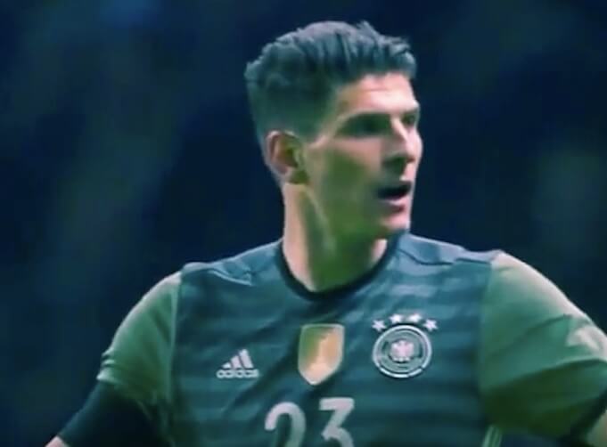Eines der wenigen Lichtblicke im deutschen Spiel - Rückkehrer Mario Gomez. (Screenshot: YouTube/FRHD)