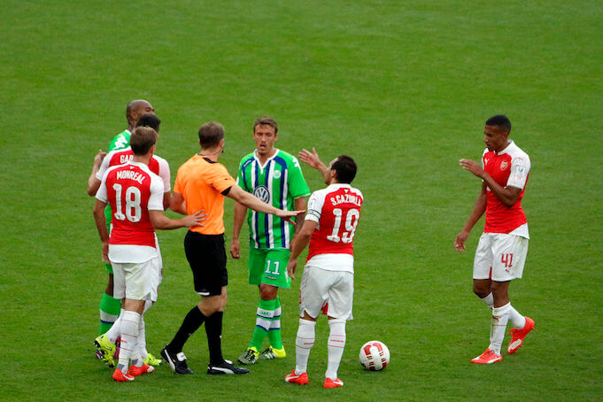 Bei seinem Berlin-Besuch hat VfL-Wolfsburg-Profi Max Kruse (Dritter von rechts) 75.000 Euro in bar verloren. (Foto: flickr/<a href="https://www.flickr.com/photos/dsanchez17/20204966791/in/photolist-fJV9PJ-6GHc3R-vQ4MMi-vQ4TKR-wMrJGp" target="_blank">DSanchez17</a>)