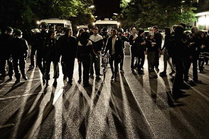 Ein Polizei-Großeinsatz inklusive Hubschrauber war nötig, um eine außer Kontrolle geratene Geburtstagsfeier in Berlin Frohnau aufzulösen. (Symbolbild: flickr/<a href="https://www.flickr.com/photos/libertinus/6178263014/in/photolist-apXdm7-gRejn6-r5GRG-8HqnR3-bVoRQ1-h7xe6-nqYwpE-aBA6JJ-nmZKMq-dvvepq-ct8iZ9-2m5GhH-8MWSCv-7Tkm1u-584PYA-6qkpfv-35qUQC-9X1of9-dkckG6-EkNMX-7Th7Vz-efpMgA-8ve8ug-55VWM7-a7ZDV6-kw9f5P-c28rAG-dg1U8M-fawzcA-dvGFMS-nmZUVs-dSsss6-8Xbqb9-4MD6GW-nsBomT-9eFdeP-9eFd7F-muErcV-netPF9-eQ5vE1-4Fv7NG-mmftzp-6sYsRv-mm8zVg-eKgnqc-eQCFN6-nu9QXU-muF3bv-fLwh3K-7ipRuT" target="_blank">Montecruz Foto</a>)