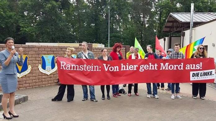 Die LINKE-Fraktionschefin Sahra Wagenknecht (links) demonstrierte mit Parteimitgliedern vor der Air Base Ramstein für die Beendigung der Ermordung von Menschen mit Hilfe von Drohnen (Foto: DIE LINKE)