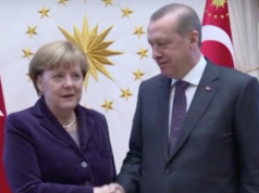 Der Flüchtlingspakt zwischen der EU und der Türkei wurde vom türkischen Präsidenten Recep Tayyip Erdogan und Bundeskanzlerein Angela Merkel ausgehandelt. (Foto: Youtube/Deutsch-Türkisches Journal)