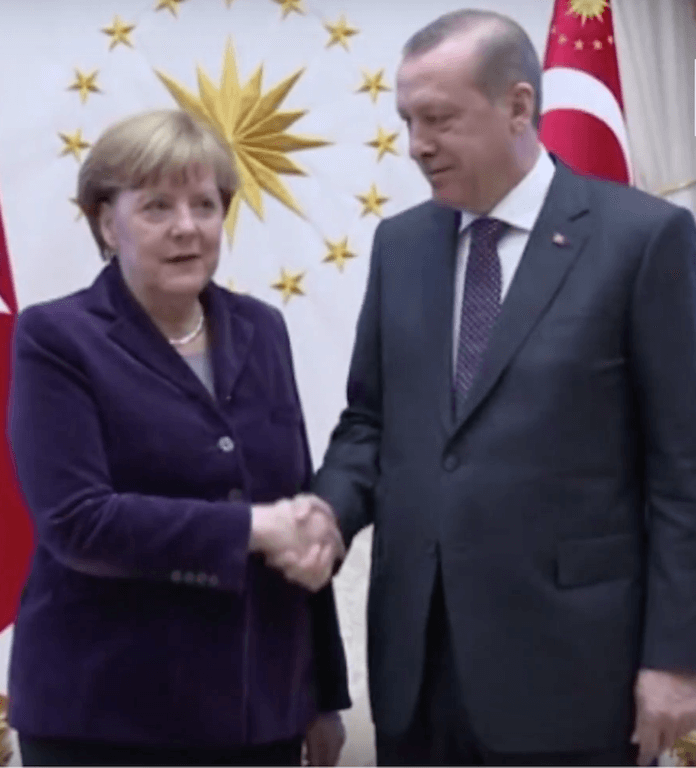 Der Flüchtlingspakt zwischen der EU und der Türkei wurde vom türkischen Präsidenten Recep Tayyip Erdogan und Bundeskanzlerein Angela Merkel ausgehandelt. (Foto: Youtube/Deutsch-Türkisches Journal)