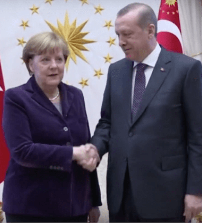 Im Vorfeld des EU-Türkei-Pakts vom 19. März 2016 empfing Recep Tayyip Erdogan am 8. Februar 2016 die deutsche Bundeskanzlerein Angela Merkel (CDU) im Präsidentenpalast in Ankara. Ungarns Ministerpräsident Viktor Orban sprach von einem Geheimpakt über 500.000 legale Flüchtlinge, die Europa aufnehmen müsste. (Foto: Youtube/Deutsch-Türkisches Journal)