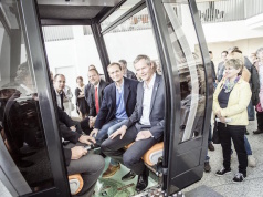 Vorige Woche begann in Hellersdorf und Marzahn der Bau der ersten Kabinen-Seilbahn Berlins. Berlins Regierender Bürgermeister Michael Müller (SPD) und IGA-Chef Christopf Schmidt (rechts) nahmen schon mal in einer Gondel Platz. (Foto: Dominik Butzman / Leitner AG)