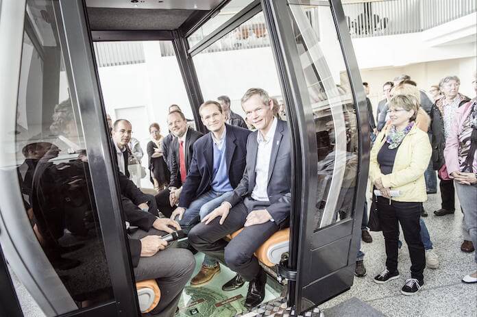 Vorige Woche begann in Hellersdorf und Marzahn der Bau der ersten Kabinen-Seilbahn Berlins. Berlins Regierender Bürgermeister Michael Müller (SPD) und IGA-Chef Christopf Schmidt (rechts) nahmen schon mal in einer Gondel Platz. (Foto: Dominik Butzman / Leitner AG)
