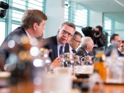 Kabinett beschloss neues Sicherheitspaket: 3.750 neue Stellen, fast 1 Milliarde Euro Sachmittel 2016, 2017 und 2018 werden jeweils 1.000 Bundespolizisten eingestellt. Dafür beschoss heute das Kabinett die Finanzeckwerte. Der Etat von Bundesinnenminster Dr. Thomas de Maiziere überschreitet erstmals die 8 Milliarden Euro Marke (Foto: BMI)