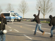 Gewaltbereite Linke randalieren vor AfD-Parteitag in Stuttgart Der AfD-Parteitag wurden von Krawallen begleitet. Gewaltbereite Linksextreme attackierten die Polizeikräfte mit Wurfgeschossen. (Foto: Twitter/#noafdstgt)