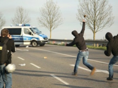 Der AfD-Parteitag wurden von Krawallen begleitet. Gewaltbereite Linksextreme attackierten die Polizeikräfte mit Wurfgeschossen. (Foto: Twitter/#noafdstgt)