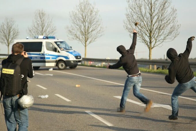 Der AfD-Parteitag wurden von Krawallen begleitet. Gewaltbereite Linksextreme attackierten die Polizeikräfte mit Wurfgeschossen. (Foto: Twitter/#noafdstgt)