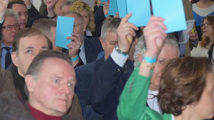 Mehrheitlich stimmte die AfD-Delegierten auf dem Berliner Landesparteitag für ihr neues Wahlprogramm. Vonr links AfD-Landesvize Georg Pazderski, rechts vorn Landeschefin Beatrix von Storch (Foto: AfD)