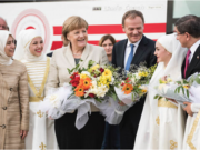 Während sich Angela Merkel gestern bei einem Blitzbesuch in einem syrischen Flüchtlingslager in Gaziantep als "unsere Kanzlerin" neben EU-Ratspräsident Donald Tusk und Türkei-Prmierminister Ahmet Davutoglu für die EU-Millardenhilfe und Visafreiheit der Türken feiern ließ, bekämpft Türkeipräsident ERecep Tayyip Erdogan die deutsche Hochkultur, ein Stück über den Völkermord der Osmanen vor 100 Jahren mit den Dresdener Sinfonikern, das von der EU mit 200.000 Euro gefördert wird. (Foto: Bundesregierung/Kugler)