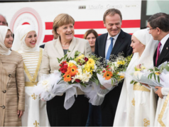 Einerseits „Merkel hu-la-la“, anderseits bekämpft Erdogan deutsches Kulturprojekt Während sich Angela Merkel gestern bei einem Blitzbesuch in einem syrischen Flüchtlingslager in Gaziantep als "unsere Kanzlerin" neben EU-Ratspräsident Donald Tusk und Türkei-Prmierminister Ahmet Davutoglu für die EU-Millardenhilfe und Visafreiheit der Türken feiern ließ, bekämpft Türkeipräsident ERecep Tayyip Erdogan die deutsche Hochkultur, ein Stück über den Völkermord der Osmanen vor 100 Jahren mit den Dresdener Sinfonikern, das von der EU mit 200.000 Euro gefördert wird. (Foto: Bundesregierung/Kugler)