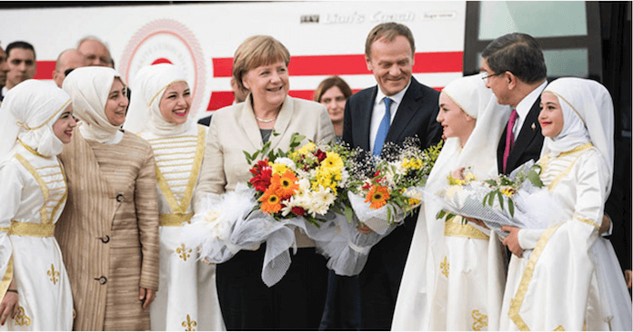 Während sich Angela Merkel gestern bei einem Blitzbesuch in einem syrischen Flüchtlingslager in Gaziantep als "unsere Kanzlerin" neben EU-Ratspräsident Donald Tusk und Türkei-Prmierminister Ahmet Davutoglu für die EU-Millardenhilfe und Visafreiheit der Türken feiern ließ, bekämpft Türkeipräsident ERecep Tayyip Erdogan die deutsche Hochkultur, ein Stück über den Völkermord der Osmanen vor 100 Jahren mit den Dresdener Sinfonikern, das von der EU mit 200.000 Euro gefördert wird. (Foto: Bundesregierung/Kugler)