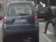 Asylanten springen vor Autos, um Schmerzensgeld fordern zu können (Foto: Youtube)