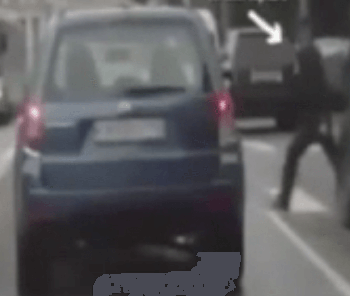Asylanten springen vor Autos, um Schmerzensgeld fordern zu können (Foto: Youtube)