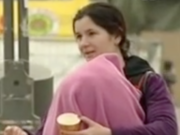 Wo kommen die Bettelfrauen mit Pappbechern her, die jeden Tag an den Touristen-Hot-Spots Berlins mit Pappbechen auf Betteltour gehen? Die Spur führt zu vier Wohnblocks in einer Weddinger Seitenstraße (Foto: Youtube/rbb)