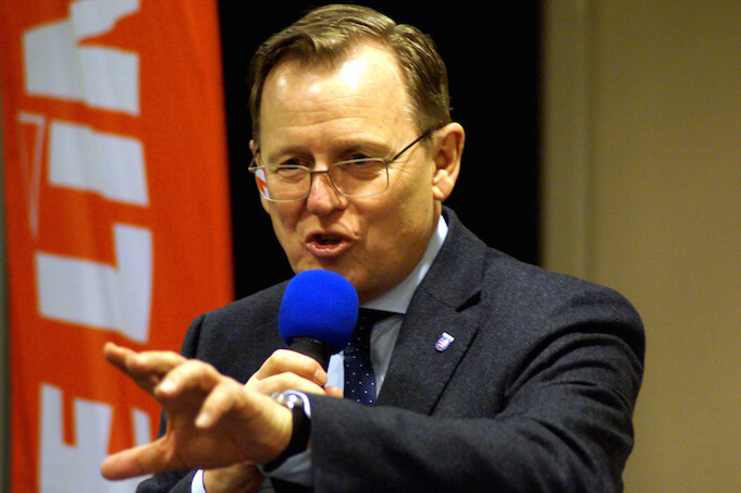 Thüringens Ministerpräsident Bodo Ramelow (Die Linke) gerät aufgrund seiner Kritik an den Nazi-Methoden der Antifa zunehmend ins Visier der Linksradikalen. (Foto: flickr/<a href="https://www.flickr.com/photos/136283822@N03/25070159035/in/photolist-zfTbiW-8Xt8FW-E1Dj8S-DASkzG-E4bHZk-DCjZ9v-E3ynq6-EbSpzM-FpUV6g-DJLoCj-E9wGvo-E1pJQw-E9uS3y-DJQ1r7-DJPo4C-E3EHY8-rWw8Fz-E9AzGW-E1yK1U-DCvfmp-E3LwAM-EcgHeP-DCVo8Z-DKgsvb-Ea56h3-Ecn7Ri-E9Xp7W-Ec76x6-DCNX1g-DeBVjW-DeWgkk-E9ZbHJ-DJZNeS-E1DVk1-Dem8UN-E1Cip5-DejBGf-DeDm8R-E9GwEm-Dewhgh-E9CKzs-DeNvaR-DK4eM9-E9QeFL-DCDAVV-E1xjkd-Fw1SSf-Ea67L3-E1Wfsh-DCJhuM" target="_blank">DIE LINKE Sachsen-Anhalt</a>)