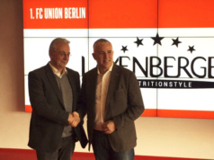 Mit einem Handschlag besiegelten Abnehm-Produkte-Hersteller Harald Layenberger (links) und 1. FC Union Präsident Dirk Zingler einen Dreijahres-Hauptsponser-Vertrag (Foto: 1. FC Union)