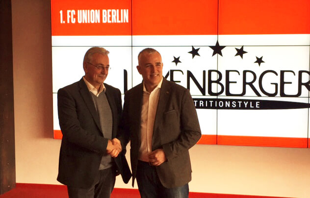 Mit einem Handschlag besiegelten Abnehm-Produkte-Hersteller Harald Layenberger (links) und 1. FC Union Präsident Dirk Zingler einen Dreijahres-Hauptsponser-Vertrag (Foto: 1. FC Union)