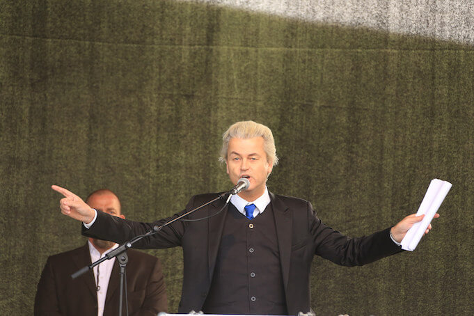 Der niederländische Abgeordnete Geert Wilders nannte das Ergebnis der Volksabstimmung ein Misstrauensvotum gegen die „europäische Elite“. (Foto: flickr/<a href="https://www.flickr.com/photos/95213174@N08/16949690267/in/photolist-rPMAp6-rRxw41-s6PQTf-rcjmED-s6PNJ5-s94qs6-qHAvo4-rc7tYS-rRwpEu-s8YAzw-rRwkj5-dWiTnq-dWiRyA-dWddve-dWiSCN-dWiTGJ-dWiNyG-bEDfoc-brJVkW-bEDoMp-brJBsE-dWiR29-a6BM2e-9nKD1R-deei9W-brJCUw-bEDj5M-brJood-brJFFC-bEDksB-bEDRBD-brJwK7-brJZY9-brJzWG-mgQNSp-bEDs6r-brJtG7-brJKX5-bEDC9z-brJH2U-brJSvS-8xieWZ-8kfEnU-92pqHv-7868QB-8AExsf-8NwAtw-aksqcy-8PuNzW-8NtviK" target="_blank">Metropolico.org</a>)