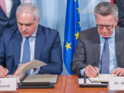 Gestern nachmittag unterzeichneten Bundesinnenminister Thomas de Maiziere (rechts) und sein georgischer Amtskollege Giorgi Mghebrishvili in Berlin ein Abkommen im Kampf gegen Einbrecherbanden (Foto: BMI)
