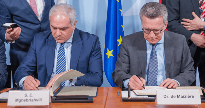 Gestern unterzeichneten Bundesinnenminister Thomas de Maiziere (rechts) und sein georgischer Amtskollege Giorgi Mghebrishvili in Berlin ein Abkommen im Kampf gegen Einbrecherbanden (Foto: BMI)