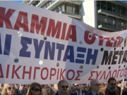 "Die Regierung wird stürzen", steht auf den Plakaten. In Griechenlands Hauptstadt Athen demonstrierten im Januar 2016 und streiken heute Arbeiter, Angestellt und Freiberufler gegen die geplante Rentenkürzung. Die ist aber Voraussetzung für ein 3. Hilfspaket, um das Griechenland mit den Gläubigern ringt (Foto: Youtube/ARD Mittagsmagazin)