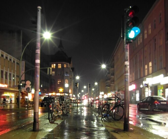 Die Eröffnungsfeier des veganen Restaurants „Dandy Diner“ in der Karl-Marx-Straße in Neukölln musste von der Polizei geräumt werden. (Foto: flickr/Ingolf)