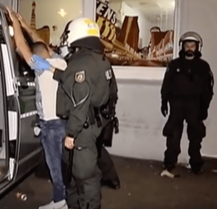 Trotz Polizeikontrollen im Duisburger Stadtteil Marxloh, kommt es beinahe täglich zu Straftaten und vermehrt zu Tumulten und Schießereien (Foto: Youtube/ZDF)