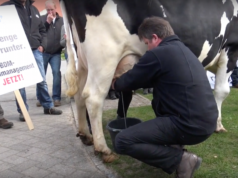 Milchbauern protestierten gegen die Milchpreise, die nicht mal die Hälfte der Kosten decken vor dem Schloss Fleesensee in Görhen-Lebbin in Mecklenburg-Vorpommern, wo am 15. April 2016 die Agrarminister über die Milchkrise berieten (Foto: Youtube/Bundesverband Deutscher Milchviehhalter BDM)