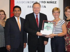 Der Bayer Jürgen Mossack auf Panama spendete 2012 Geld, damit 5.202 Kinder in der Panama-Provinz Canazas ein Schulessen erhalten. Ana Maria de Flores, Rogoberto Coronado, Jürgen Mossack, Angela de Arias und Peggie Green (Foto: Facebook/offizielle Seite der Kanzlei Mossfon)