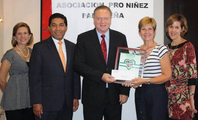 Der Bayer Jürgen Mossack auf Panama spendete 2012 Geld, damit 5.202 Kinder in der Panama-Provinz Canazas ein Schulessen erhalten. Ana Maria de Flores, Rogoberto Coronado, Jürgen Mossack, Angela de Arias und Peggie Green (Foto: Facebook/offizielle Seite der Kanzlei Mossfon)