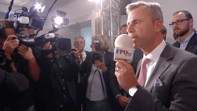 Norbert Hofer (FPÖ) sieht sich nach der Wahl in Österreich als Sieger, muss aber auf die Auszählung der Briefwahlstimmen warten. (Screenshot: YouTube/FPÖ TV)
