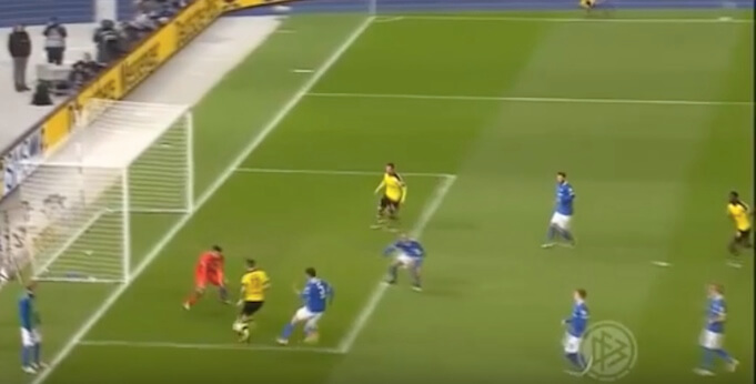 Reus passt auf Mkhitaryan der zum 0:3 einschiebt im DFB-Pokal Halbfinale. (Screenshot:YouTube/Football & Goals)