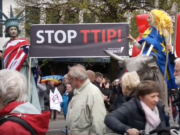 Mehr als 90.000 Menschen demonstrierten am Samstag in Hannover gegen das Transatlantische Freihandelsabkommen, das gerade zwischen der EU und den USA ausgehandelt wird (Foto: Youtube/Die Linke Oldenburg)