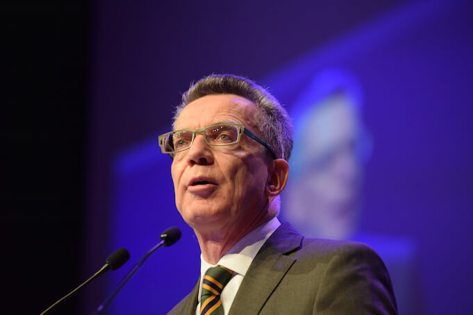Innenminister Thomas de Maizière kündigte an, dass die Grenzkontrollen zu Österreich ab Mai wieder gestoppt werden. (Foto: flickr/<a href="https://www.flickr.com/photos/medienmagazinpro/16589380889/in/photolist-axHr44-axL9jj-axL9t3-axL97s-rw7wyQ-rgWUYr-nwPZ22-nwPy6b-nwQ26y-nwPHCh-nPa2wS-nPfv3f-nwPNcN-nPgo7u-nwQ5ZW-nR7f3D-nwPfgc-nMgJZq-nR6qND-pzVuBS-nPfMEo-oVwbZV-pzVutA-dYbLyP-dYhtpQ-dYbLjZ-dYhtwo-dYbLwc-dYbLB6-dYht7C-edYRJK-dYhsEq-dYhtdA-dYbLfz-dYhtg3-g8VKPb-pzSkRu-dYhtaj-dYht39-dYbKXT-fBL6Mq-dYhsAs-8v9QDh-pQjtuY-fBz9b3-8qfzZA-fBvM5B-hsf2hm-8qfzJA-fBvMoK" target="_blank">Christliches Medienmagazin pro</a>)
