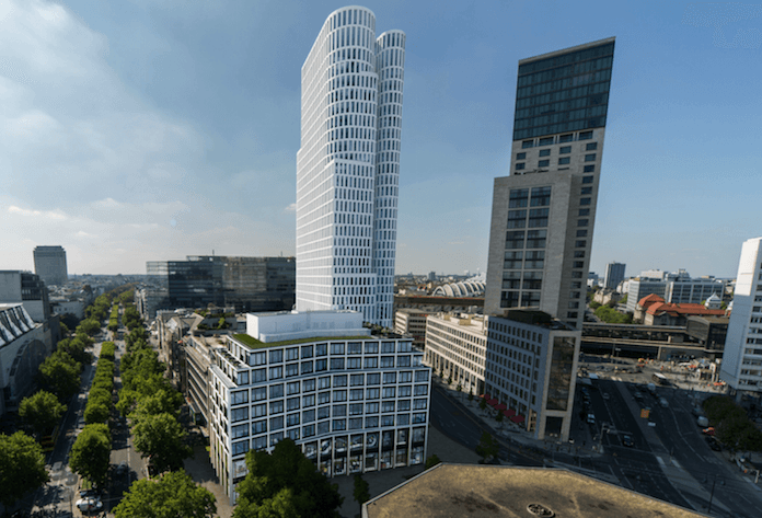 Die neue Skyline der City West: Blick aus Richtung Gedächtniskirche am Breitscheidtplatz auf den fertigen Waldorf Astoria Turm am Bahnhof Zoo (rechts) und auf den fast fertigen Büroturm Upperwest direkt am Kurfürstendamm in Charlottenburg (Simualtion Upperwest.de)