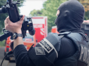Spezialeinsatzkräfte der Polizei nahmen rückten vorgestern bei drei Brüdern (27, 32, 38) an, die in Kreuzberg und Buckow einen Kriegswaffen-Handel betrieben (Foto: SEK-Einsatz.de)