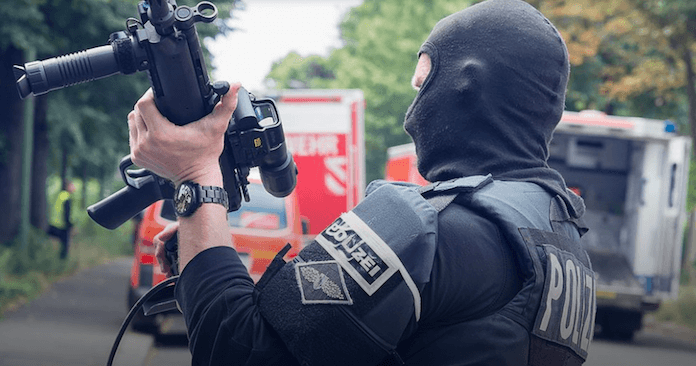 Spezialeinsatzkräfte der Polizei nahmen rückten vorgestern bei drei Brüdern (27, 32, 38) an, die in Kreuzberg und Buckow einen Kriegswaffen-Handel betrieben (Foto: SEK-Einsatz.de)