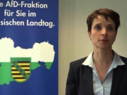 Nun doch Meineids-Ermittlungen gegen AfD-Chefin Dr. Frauke Petry Dr. Frauke Petry behauptete unter Eid, sie habe erst ein Jahr nach der Landtagswalh 2014 in Sachsen erfahren, dass AfD-Kandidaten 1.000 Euro und Spitzenkandidaten 3.000 Euro an die AfD als Darlehen zahlen sollten. AfD-Landesvorstandsmitglied Carsten Hütter sagte unter Eid das Gegenteil aus, die AfD-Chefin hätte sich während des Wahlkampfs nach den Zahlungseingängen erkundigt. (Foto: Frauke-Petry.net)