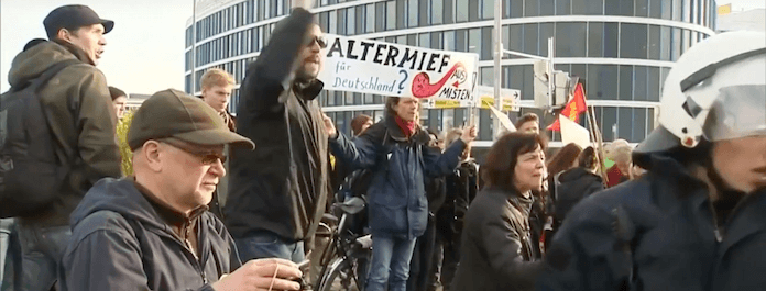 Draußen fragten besorgte Bürger: Altermief für Deutschland, drinnen in der Stuttgarter Messehalle tagten Besserverdiener auf dem AfD-Parteitag (Foto: youtube/AFD-Television)
