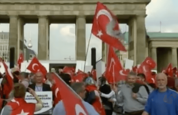 2.000 Deutsch-Türken demonstrierten am Samstag vor dem Brandenburger Tor gegen einen geplanten Beschluss des Bundestages, das Massaker an 1,5 Millionen Armeniern durch Türken vor 100 Jahren als Völkermord einzustufen und damit die Leugnung unter Strafe zu stellen (Screenshot rbb Abendschau)