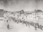 Foto eines anonymen deutschen Reisenden: Armenier werden im April 1915 von osmanischen Soldaten aus Kharpert (türkisch: Harput) in ein Gefangenenlager im nahen Mezireh (türkisch: Elazığ) geführt (Foto: Politisches Archiv des deutschen Auswärtigen Amtes, Konstantinopel 169.)