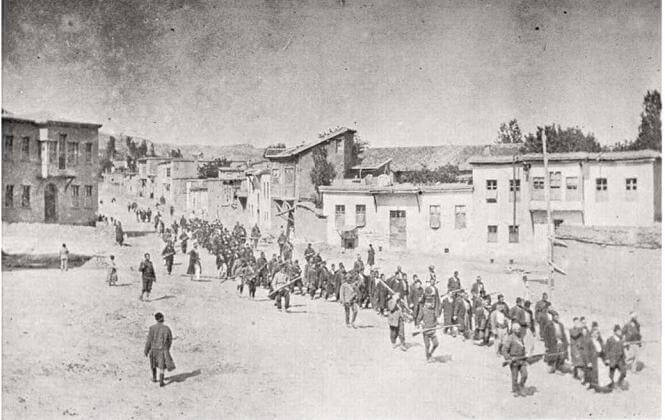 Foto eines anonymen deutschen Reisenden: Armenier werden im April 1915 von osmanischen Soldaten aus Kharpert (türkisch: Harput) in ein Gefangenenlager im nahen Mezireh (türkisch: Elazığ) geführt (Foto: Politisches Archiv des deutschen Auswärtigen Amtes, Konstantinopel 169.)