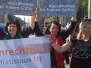 "Kein Morden im Namen Gottes". Die türkisch-kurdisch-stämmige Berliner Rechtsanwältin und gläubige Muslimin Seyran Ates (53, links im Foto) aus Wedding fordert eine Reformierung der deutschen Moscheen: Weg mit Hasspredigern, die zu Gewalt auffordern, Zugang auch für Frauen (Demofoto vor dem Brandenburger Tor: Seyranates.de)