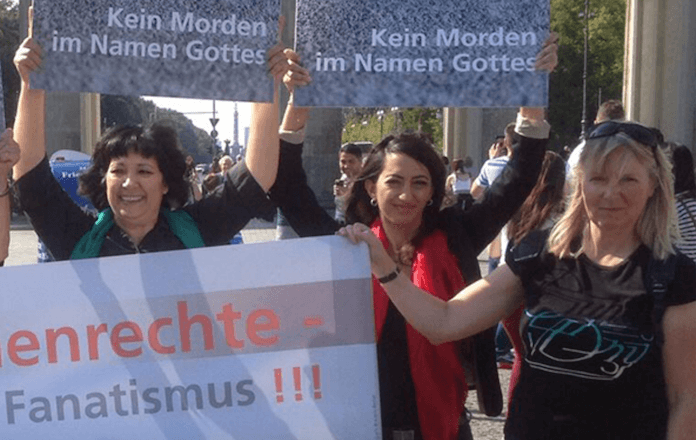 "Kein Morden im Namen Gottes". Die türkisch-kurdisch-stämmige Berliner Rechtsanwältin und gläubige Muslimin Seyran Ates (53, links im Foto) aus Wedding fordert eine Reformierung der deutschen Moscheen: Weg mit Hasspredigern, die zu Gewalt auffordern, Zugang auch für Frauen (Demofoto vor dem Brandenburger Tor: Seyranates.de)