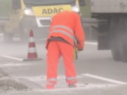 Ein Viertel aller Brandenburger Autobahnen leidet an offenem Betonkrebs. Brandenburg kommt langfristig um die Erneuerung der eigentlich noch neuen Autobahn nicht herum. Zusatzkosten bis 2023: 200 Millionen Euro (Screenshot: rbb-Aktuell)