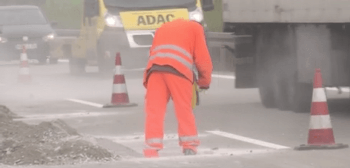 Ein Viertel aller Brandenburger Autobahnen leidet an offenem Betonkrebs. Brandenburg kommt langfristig um die Erneuerung der eigentlich noch neuen Autobahn nicht herum. Zusatzkosten bis 2023: 200 Millionen Euro (Screenshot: rbb-Aktuell) 