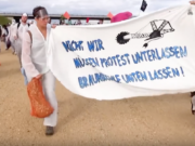 "Nicht wir müssen Protest unterlassen. Braunkohle unterlassen!" Unter diesem Motto besetzen ab heute bis Pfingstmontag 2.000 Kohlegegner den Vattenfall-Tagebau Welzow-Süd in der Lausitz südlich von Berlin (Foto: youtube/Ende Gelände)